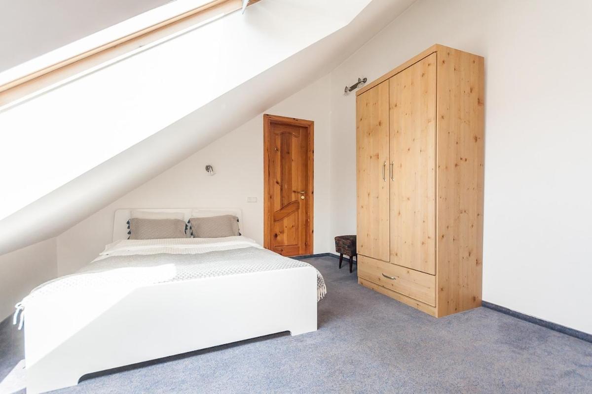 Апартаменти Old Town With 3 Bedrooms By Urban Rent