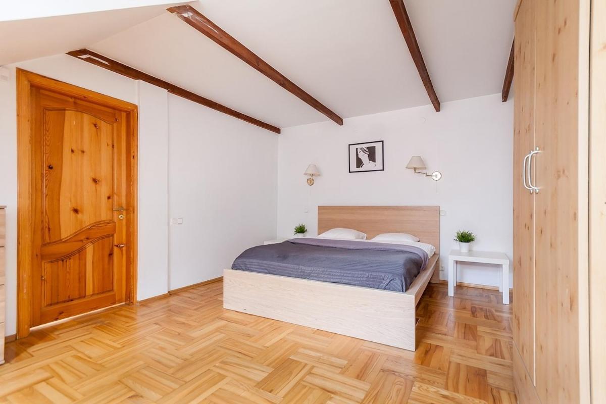Old Town With 3 Bedrooms By Urban Rent Вільнюс