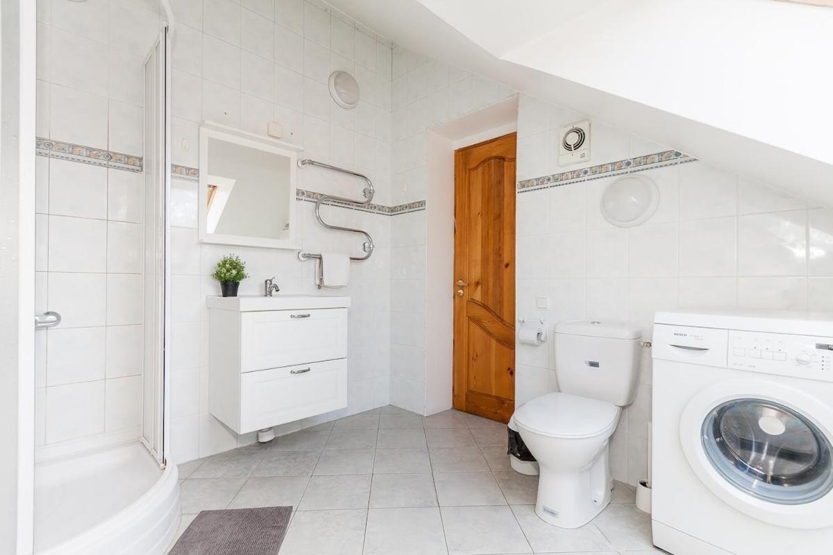 Апартаменти Old Town With 3 Bedrooms By Urban Rent